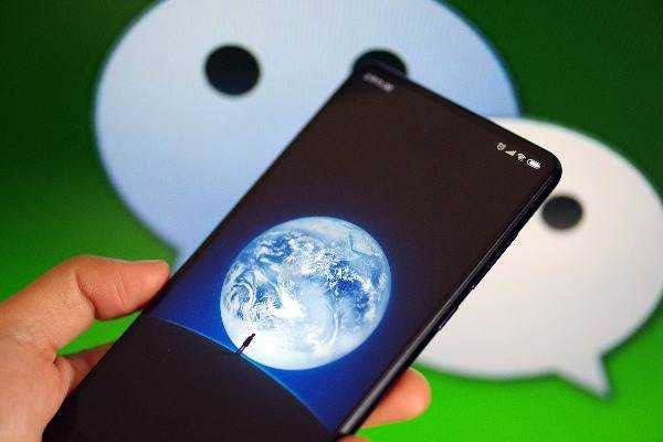 能不能在另一个微信号登录的同时邀请别人帮自己扫码注册微信小号？